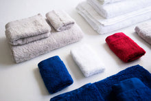 Load image into Gallery viewer, 2x The Cloud Deluxe Towel Set